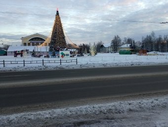 Ближе к 26 году вид на Театр и Елку на площади Кирова.